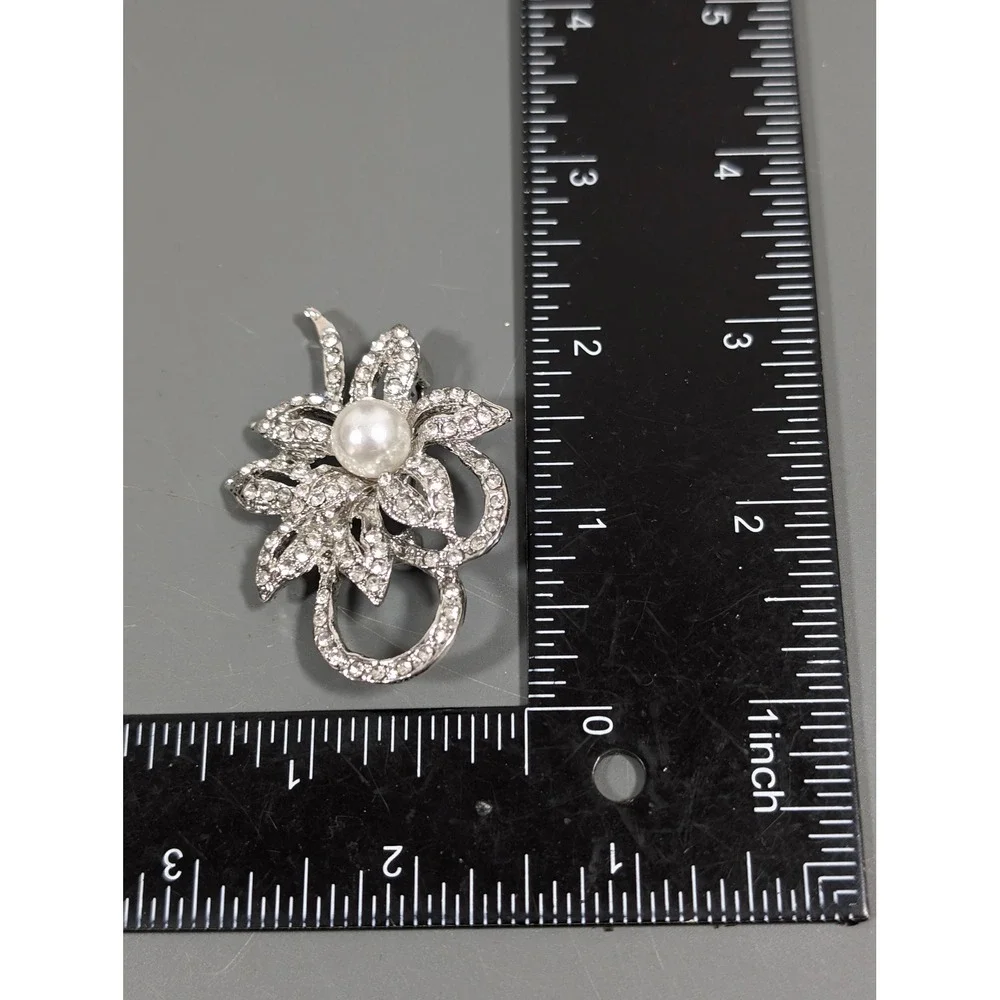VTG Style Rhinestone Faux Pearl Flower‎ Brooch Pin Silver Tone Floral Statement